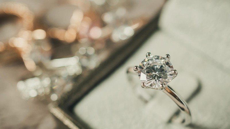 Why Luxuria rings? Some Useful Guidelines for Choosing the Perfect Engagement Ring