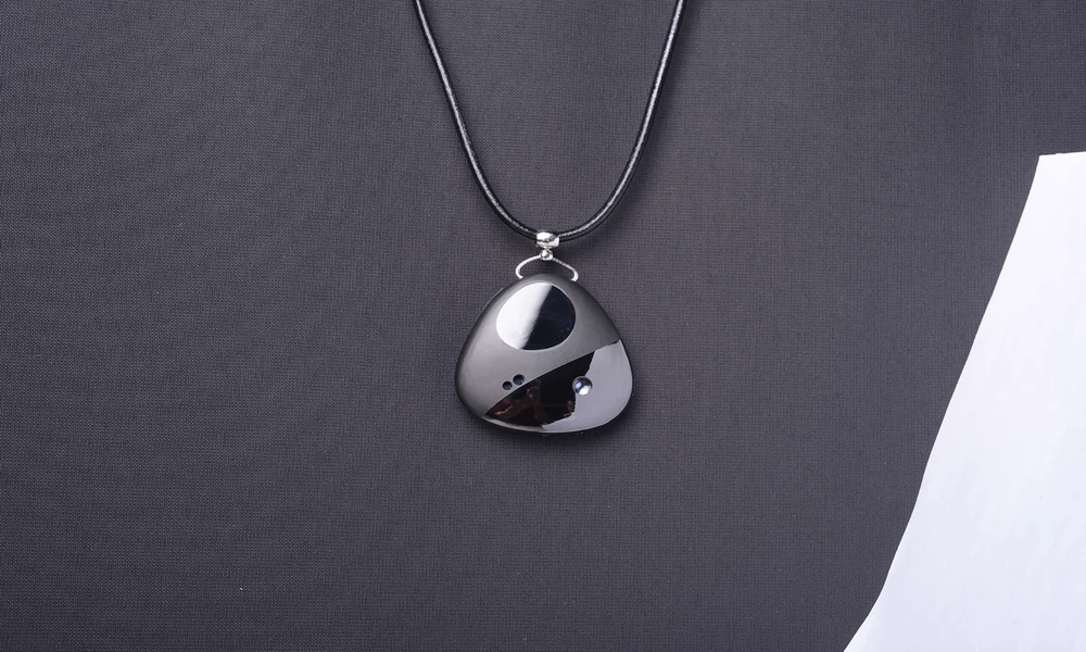 How to Choose a Smart Locket: 10 Features to Check Before Buying